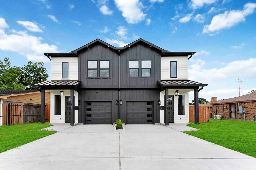9227 Ashville Dr in Houston, TX - Building Photo