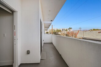 Rosewood Heights in Los Angeles, CA - Building Photo - Building Photo