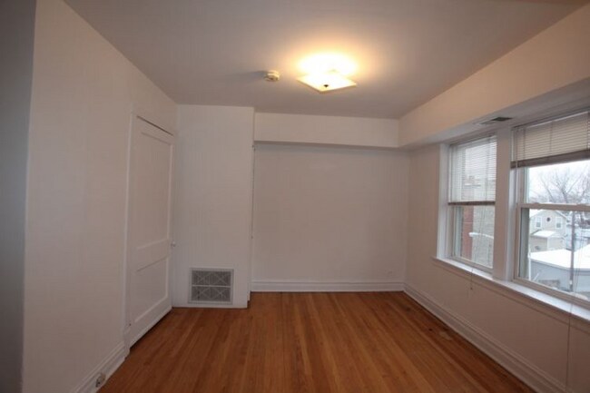 3052 W Berteau Ave, Unit 2 in Chicago, IL - Foto de edificio - Building Photo