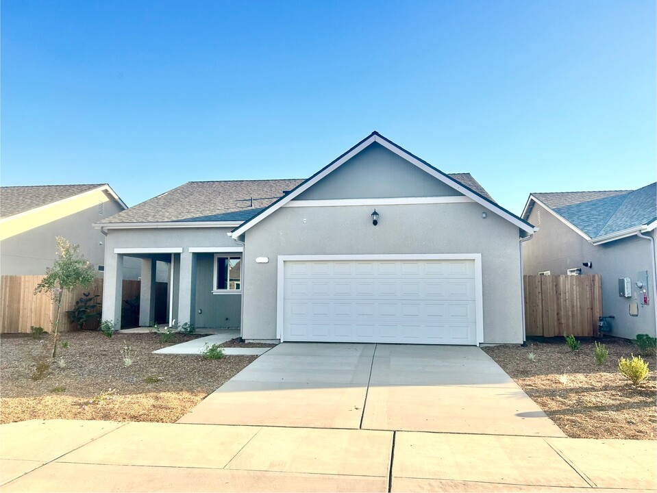 13723 Crocus Way in Hanford, CA - Building Photo