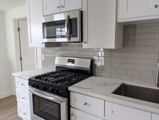 2801 San Marino St in Los Angeles, CA - Building Photo - Building Photo