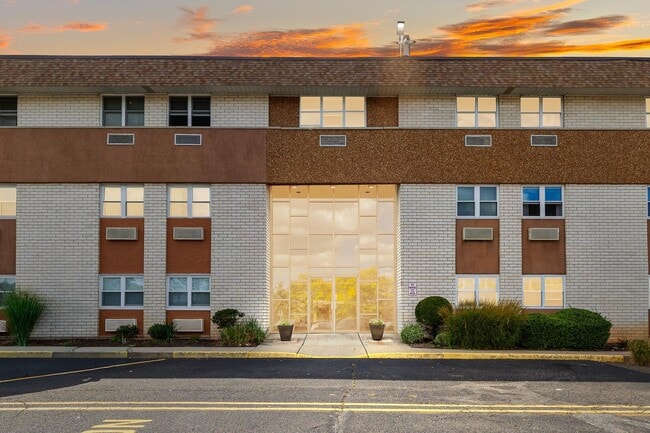 1111 River Rd in Edgewater, NJ - Building Photo - Building Photo