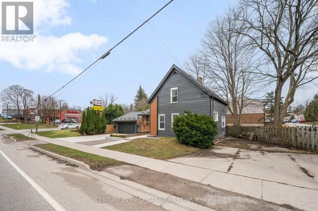 1326 Commissioners Rd W in London, ON - Building Photo - Building Photo