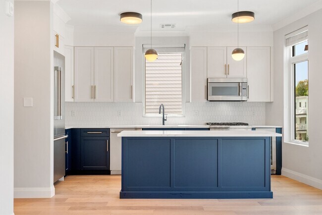 142 Pleasant St, Unit 6 in Boston, MA - Building Photo - Building Photo
