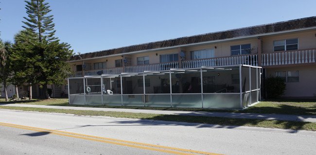 Windsor Gardens Apartment in Ft. Myers, FL - Foto de edificio - Building Photo