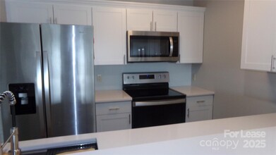 17919 Kings Point Dr in Cornelius, NC - Building Photo - Building Photo