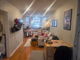 2047 W Evergreen Ave, Unit G in Chicago, IL - Building Photo