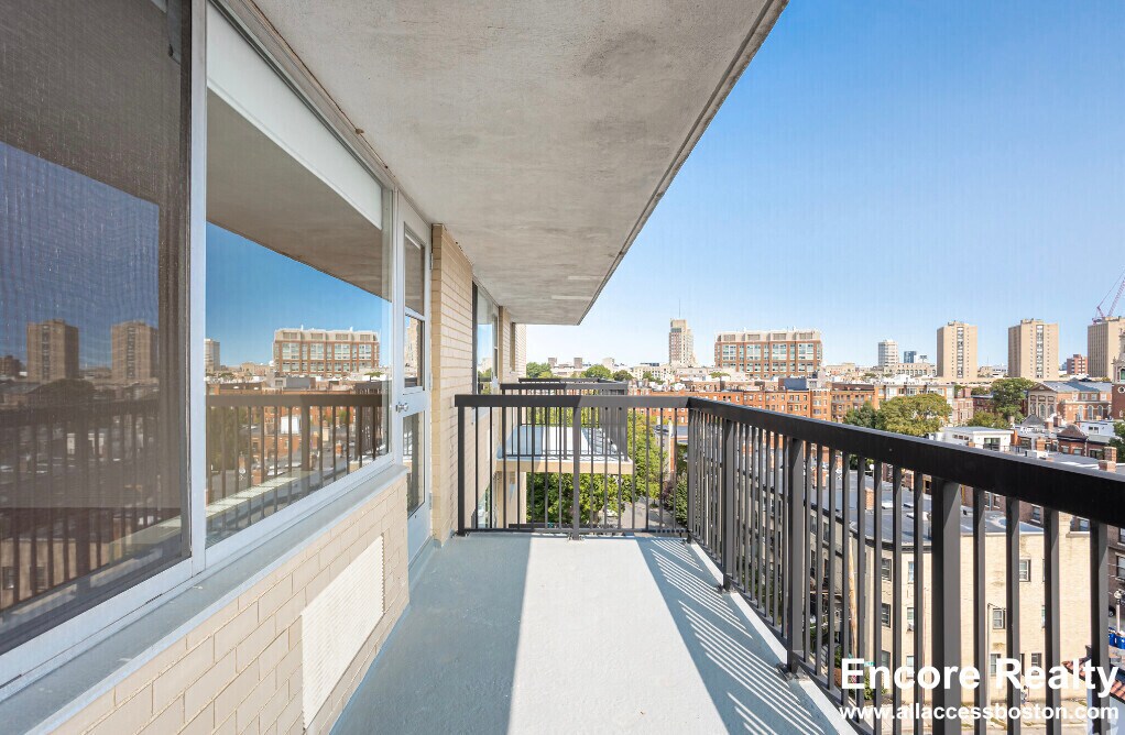 57 Monmouth St, Unit 204 in Brookline, MA - Building Photo