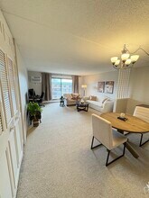 10411 Cedar Lake Rd, Unit 515 in Minnetonka, MN - Building Photo - Building Photo