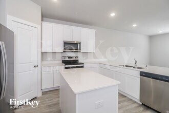 334 Niki Dr in Lewisville, TX - Foto de edificio - Building Photo