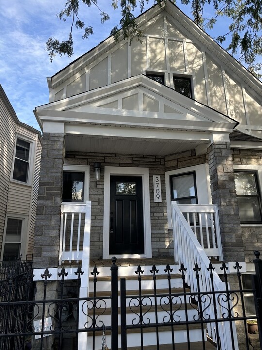 3709 N Kimball Ave in Chicago, IL - Building Photo