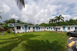 709 NE 2nd Ct in Hallandale Beach, FL - Building Photo