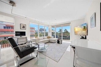 200 Ocean Dr, Unit 5D in Miami Beach, FL - Building Photo - Building Photo