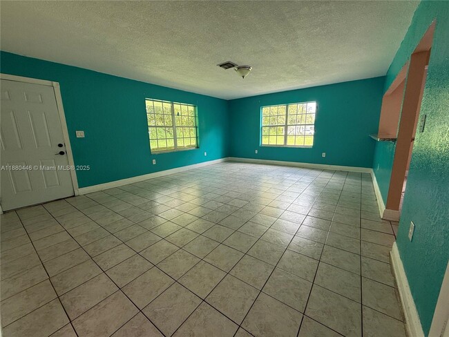 1241 NE 113th Terrace in Miami, FL - Foto de edificio - Building Photo