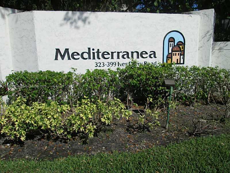 323 Ives Dairy Rd in North Miami Beach, FL - Building Photo