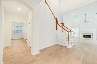 1331 Wickshire Ln in Houston, TX - Foto de edificio - Building Photo
