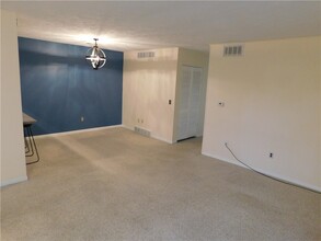 447 Eastbrooke Ln in Rochester, NY - Building Photo - Building Photo