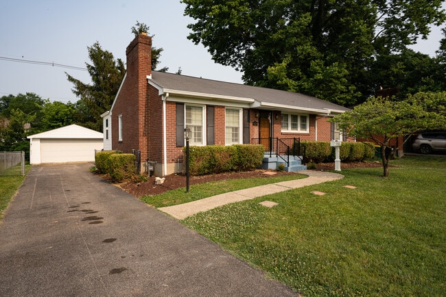 218 Bramton Rd in Louisville, KY - Building Photo - Building Photo