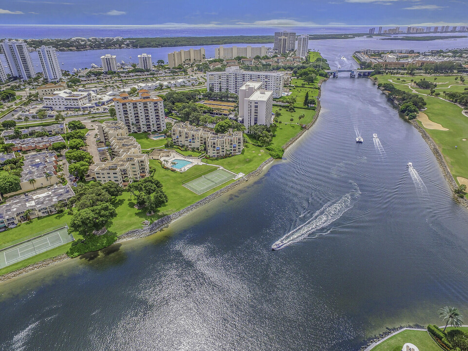 364 Golfview Rd in North Palm Beach, FL - Building Photo