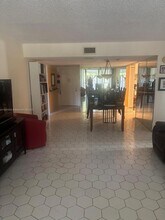 16251 Golf Club Rd in Weston, FL - Foto de edificio - Building Photo