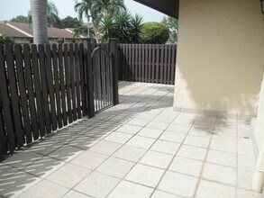 622 Sea Pine Way in Greenacres, FL - Foto de edificio - Building Photo