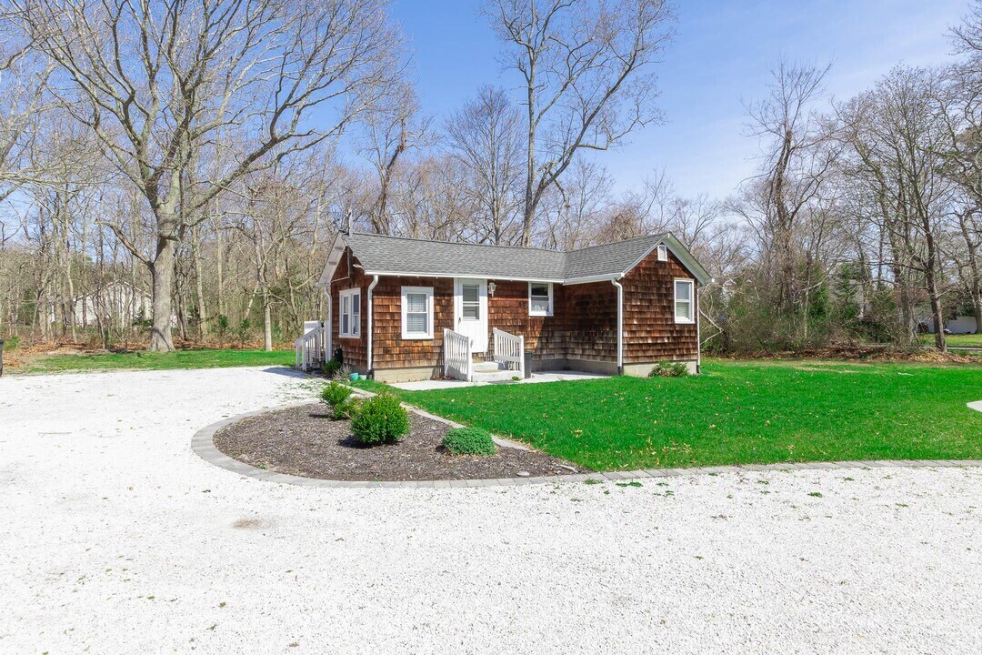 572 Montauk Hwy in Westhampton Beach, NY - Building Photo