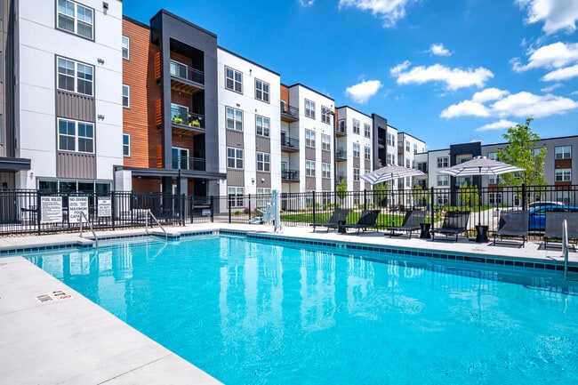 Tennessen Flats in Menomonee Falls, WI - Foto de edificio - Building Photo