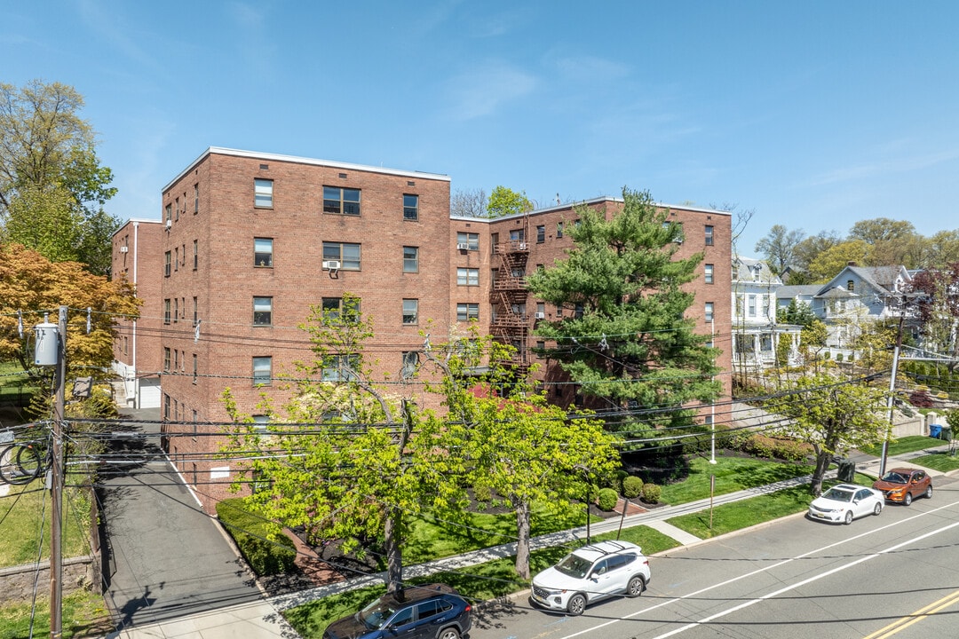 Briar Hall Condominiums in Rutherford, NJ - Foto de edificio