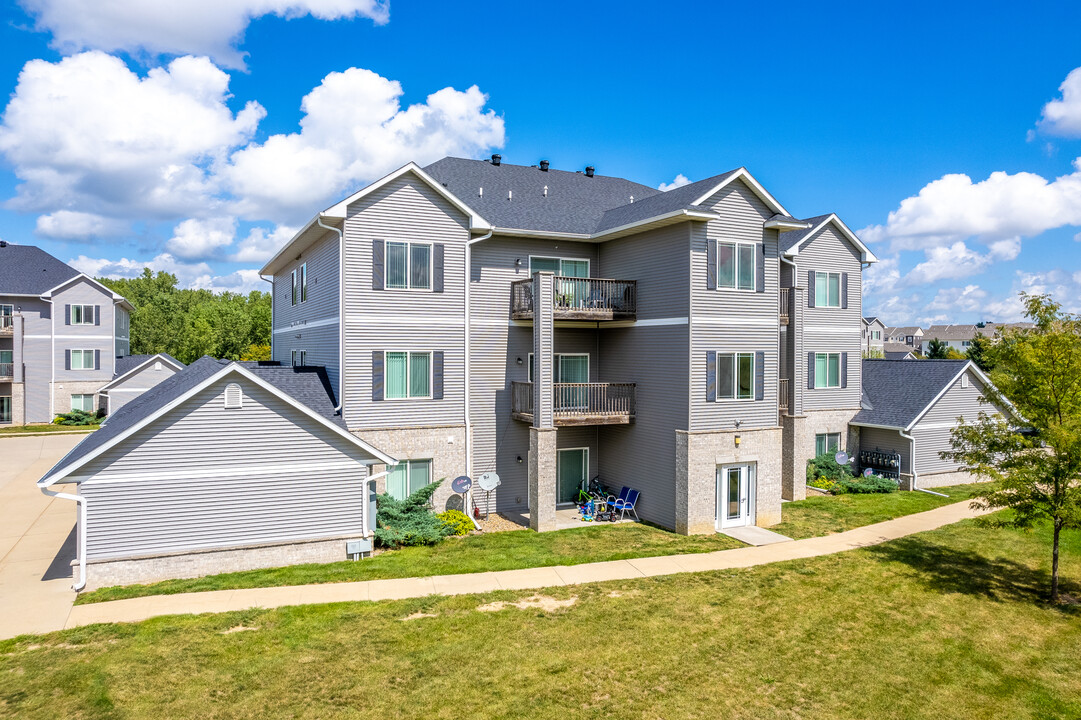 Village Pointe in Tiffin, IA - Foto de edificio