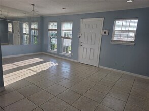1016 E Tri Oaks Ln in Houston, TX - Foto de edificio - Building Photo