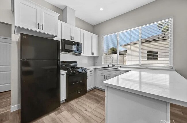 9998 1/2 Louise Ave in Los Angeles, CA - Building Photo - Building Photo