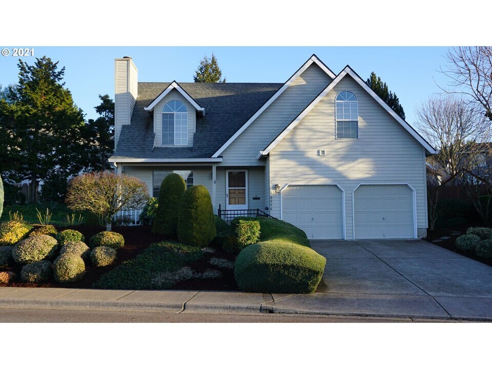 16056 NW Telshire Dr in Beaverton, OR - Building Photo