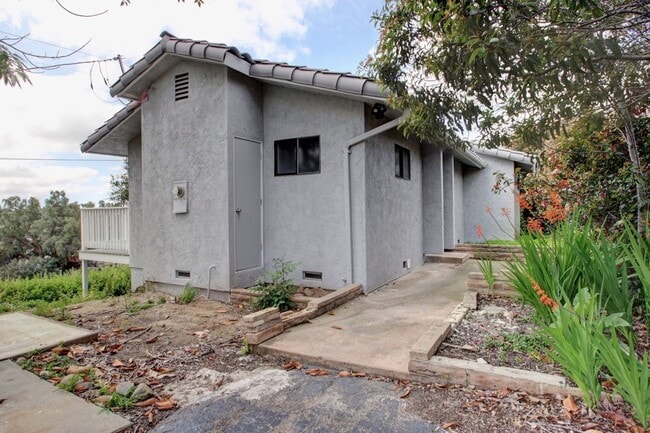 915 Valley Dr in Vista, CA - Building Photo - Building Photo