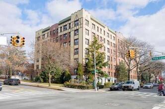 115-25 Metropolitan Ave in Kew Gardens, NY - Building Photo - Primary Photo