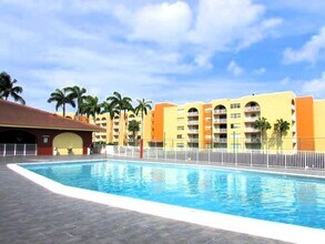 7000 NW 186th St in Hialeah, FL - Building Photo - Building Photo