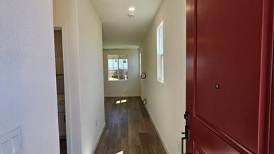 10295 Maribel Way in Elk Grove, CA - Foto de edificio - Building Photo