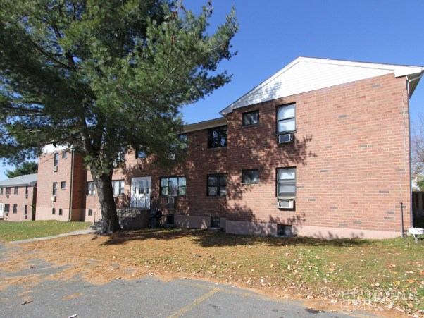 Laurel Gardens APT in South Fallsburg, NY - Building Photo