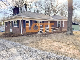 906 E Lee Rd in Taylors, SC - Building Photo