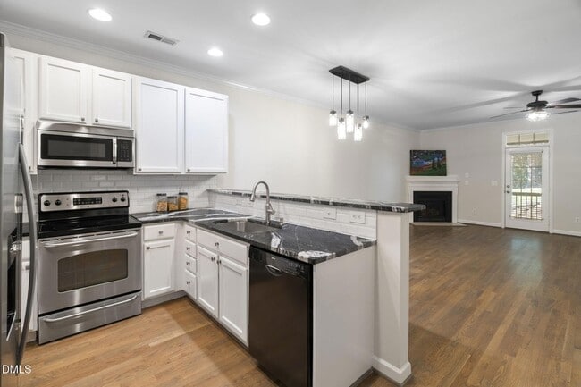 102 Jamison Woods Ln in Apex, NC - Foto de edificio - Building Photo