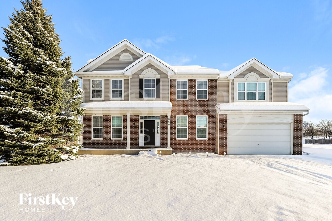 6641 Ayre Dr in McHenry, IL - Building Photo