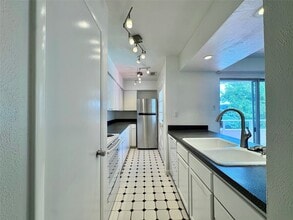 4347 Dickason Ave, Unit 207B in Dallas, TX - Building Photo - Building Photo