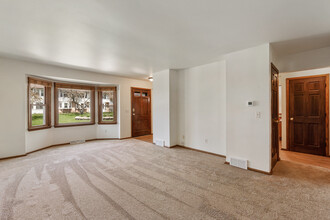 5265 N Mohawk Ave in Glendale, WI - Building Photo - Building Photo
