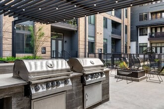 Fivetwo at Highland in Austin, TX - Foto de edificio - Building Photo