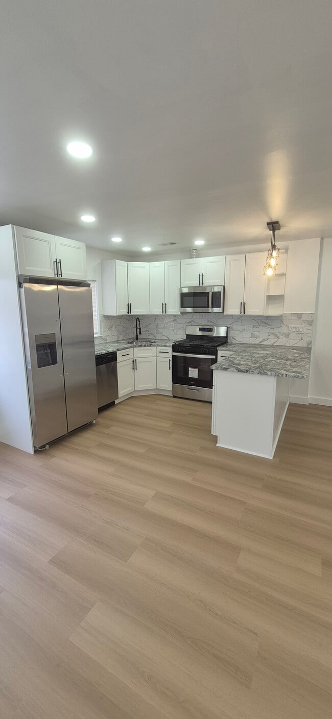 8258 Rodney St, Unit 1st Floor in Philadelphia, PA - Building Photo - Building Photo