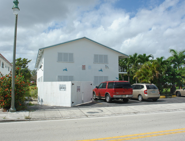 Dolphin Motel Apartments in Lake Worth, FL - Building Photo - Building Photo