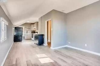 614 11th St in Oregon City, OR - Foto de edificio - Building Photo