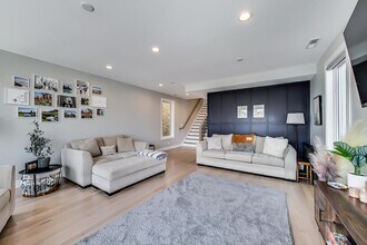 2429 W Augusta Blvd in Chicago, IL - Foto de edificio - Building Photo