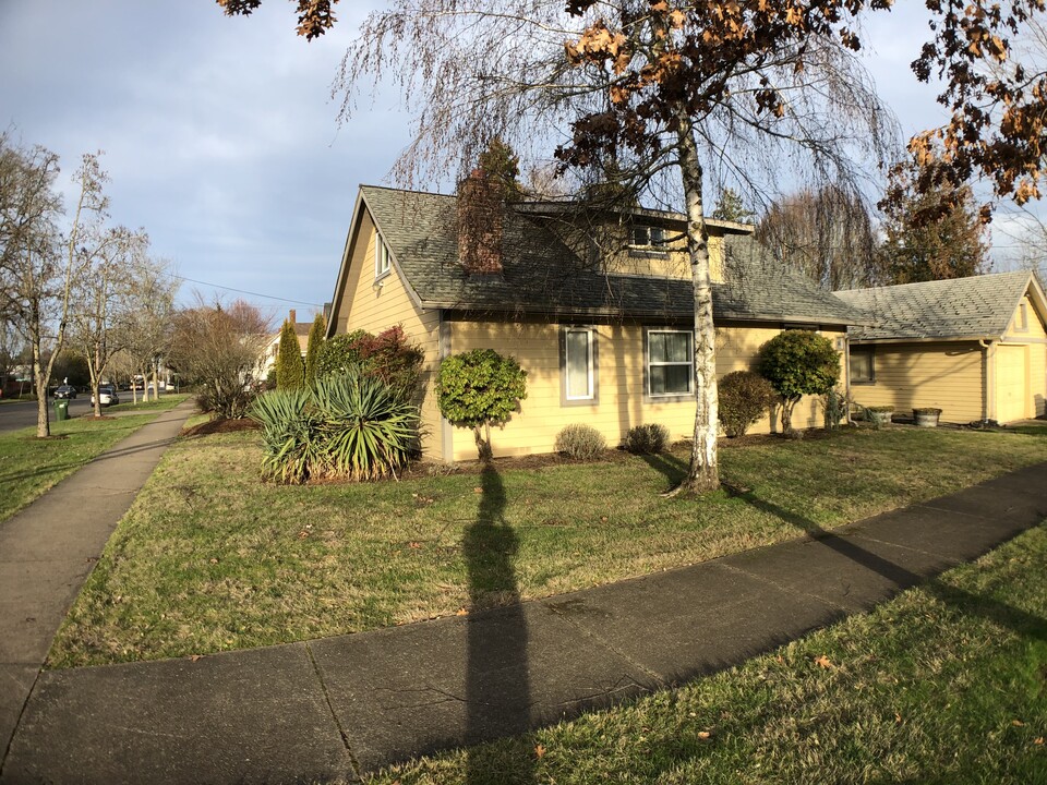 1604 Broadway St Ne in Salem, OR - Building Photo