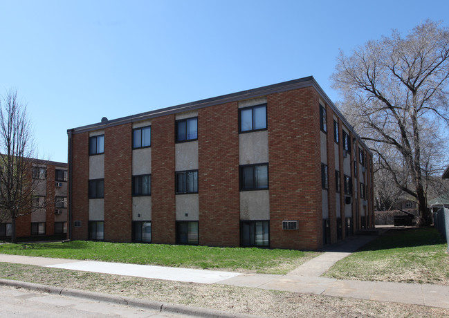 744 Polk St NE in Minneapolis, MN - Foto de edificio - Building Photo