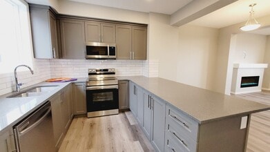 2072 Wonnacott Way SW in Edmonton, AB - Building Photo - Building Photo